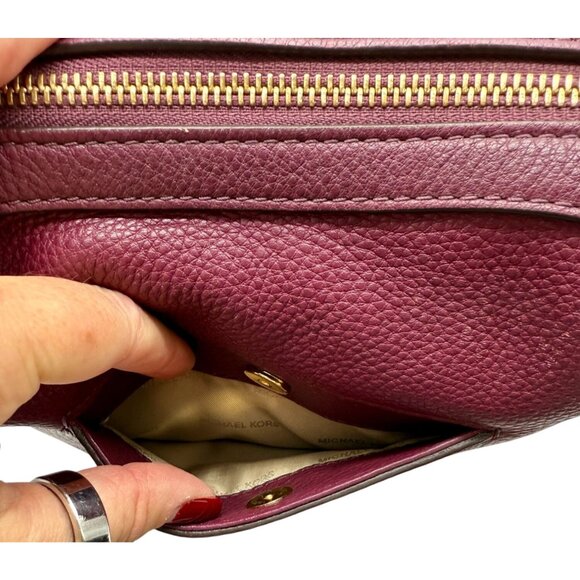 Michael Kors Raven Medium Messenger Bag in Plum - Picture 4 of 7